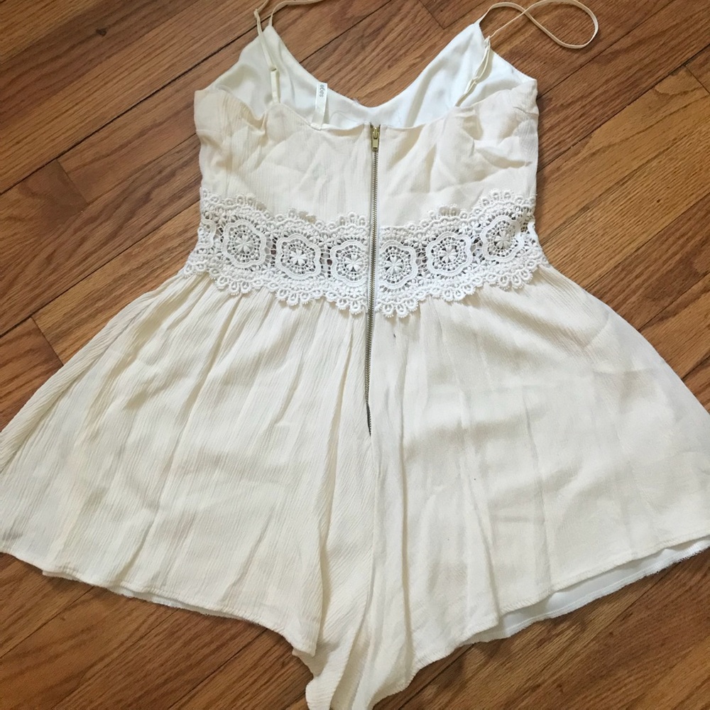 Lace detail romper - Picture 3 of 3